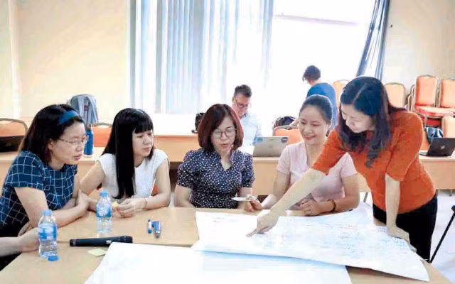 Các học viên nữ thảo luận nhóm