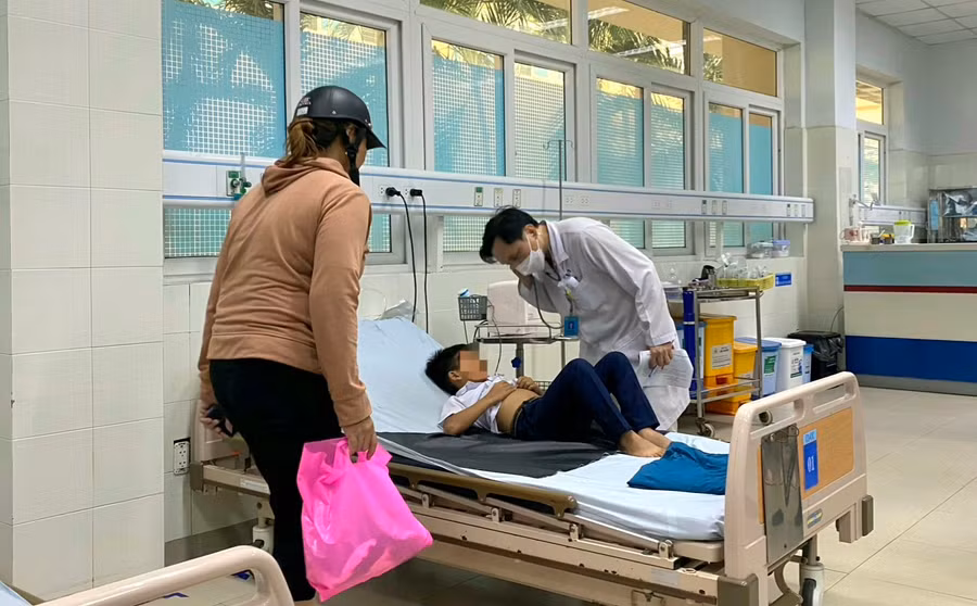 Các bác sĩ Bệnh viện Sản - Nhi tỉnh Quảng Ngãi thăm khám cho học sinh vào viện hôm 8/12.