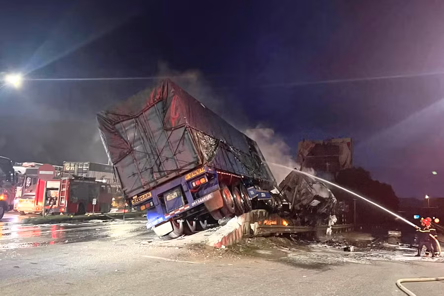 Nguyên nhân ban đầu được xác định là do xe container đâm vào dải phân cách cứng. Ảnh: Phòng Cảnh sát PCCC&CNCN Nghệ An. Nguyên nhân ban đầu được xác định là do xe container đâm vào dải phân cách cứng. Ảnh: Phòng Cảnh sát PCCC&CNCN Nghệ An.