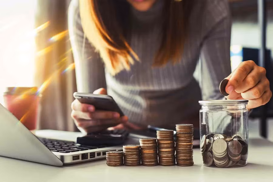 Cân nhắc cắt giảm những chi phí không cần thiết sẽ giúp bạn tiết kiệm một khoản không hề nhỏ. (Ảnh: ITN).