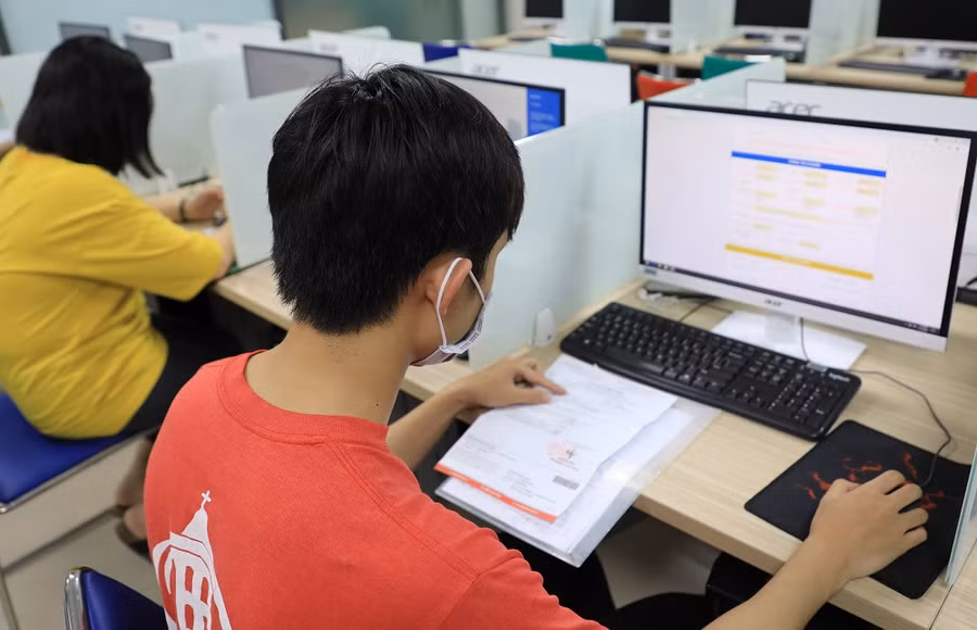 Nhân viên phòng Tuyển sinh của UEF đang nhập hồ sơ nhập học trực tuyến hỗ trợ tân sinh viên