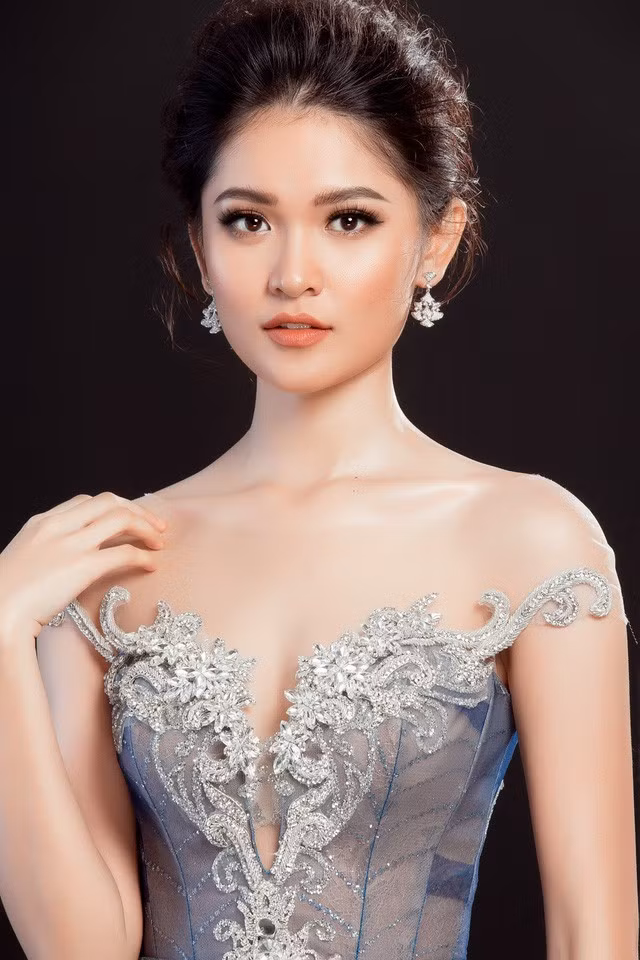 Á hậu Thùy Dung sở hữu gương mặt tròn đầy, đẹp kiểu hiền lành thánh thiện với đôi mắt sáng, nụ cười tươi nhẹ nhàng, chứ không phải nét đẹp sắc sảo.
