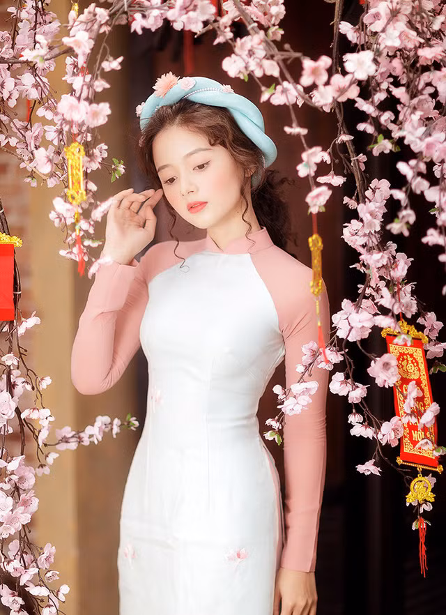 Lê Lý Lan Hương (thường gọi là Hương Lê) là một diễn viên trẻ sinh năm 1994. Năm nay, Hương tròn 24 tuổi. Cô đang sẵn sàng cho những thử thách mới trong lĩnh vực làm phim.