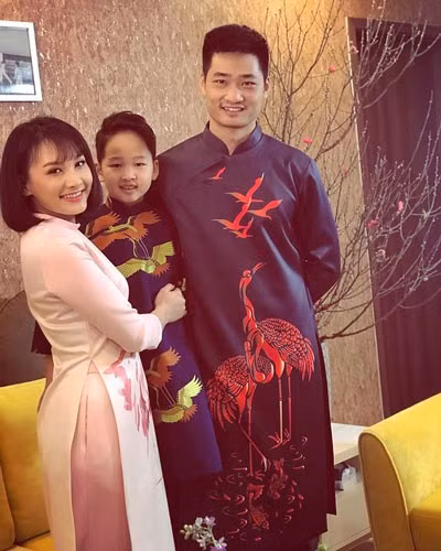 Bảo Thanh bên chồng và con trai.
