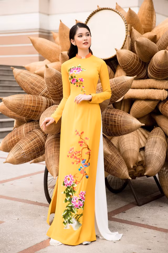 Cô lựa chọn những màu sắc như hồng pastel, cam, vàng, xanh ngọc... tạo cảm giác tươi mới, tràn đầy sức sống để đón sắc xuân.