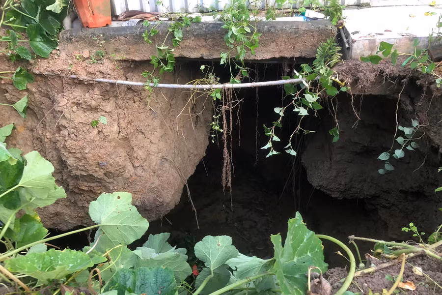"Hố từ thần" rộng 10m, sâu hoắm xuất hiện vào rạng sáng ngày 27/5, tại nhà chị Lê Thị Nga (bản Na Hiêng, xã Châu Hồng).
