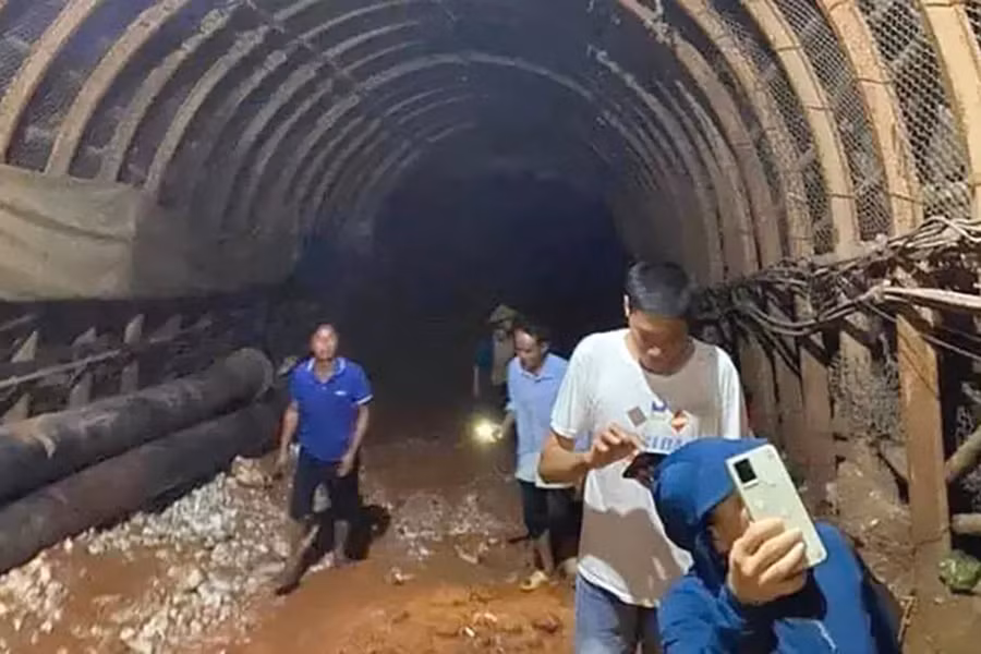 Người dân vào sâu phía bên trong hầm.