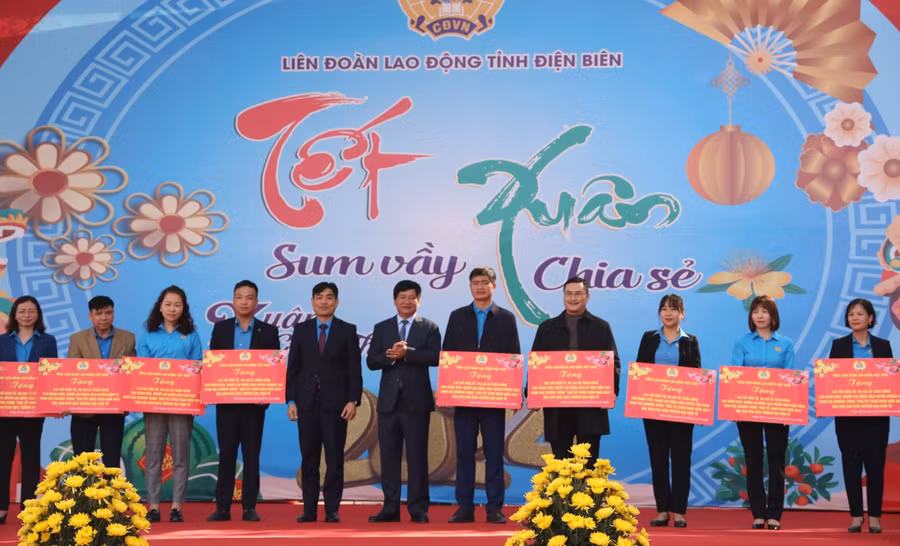 Ông Lê Thành Đô (thứ 6 từ phải sang) cùng đại diện LĐLĐ tỉnh Điện Biên trao biển tượng trưng cho các đơn vị có đoàn viên được nhận thẻ “Chợ Tết Công đoàn năm 2024” qua sàn thương mại điện tử.