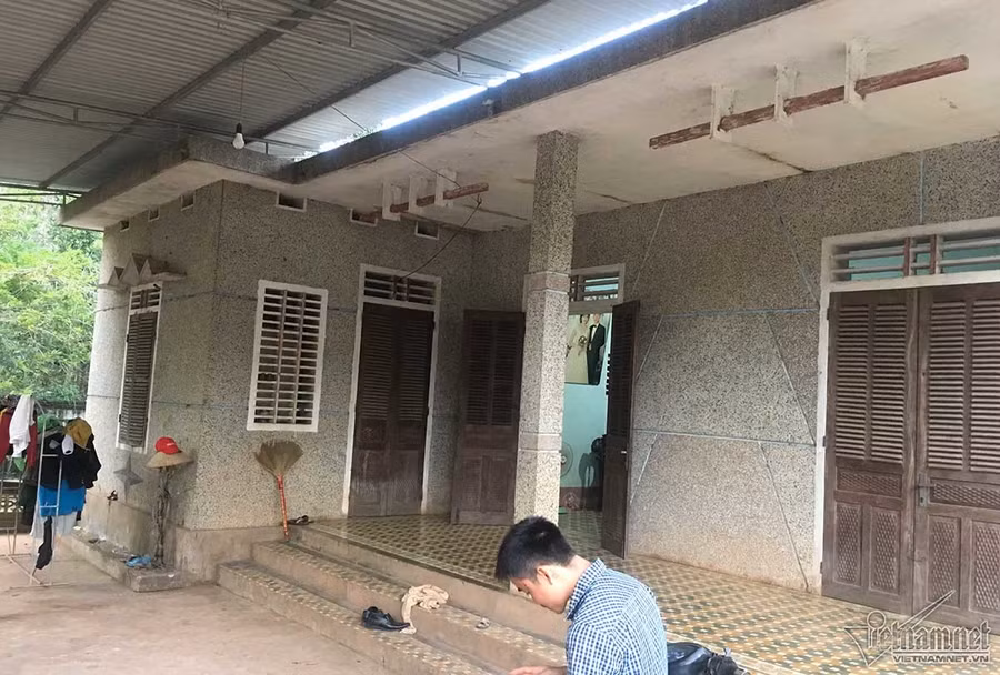 Căn nhà được xây dựng từ tiền bán đá đỏ của ông Phong lớn nhất vùng hồi đó. Ảnh: Quốc Huy. Đại gia đá đỏ đếm tiền cả ngày không hết giờ ra sao?
