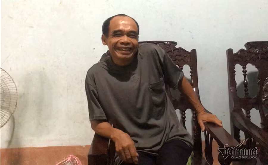 Ông Phong cười tươi khi nhớ lại thời vàng son. Ảnh: Quốc Huy Đại gia đá đỏ đếm tiền cả ngày không hết giờ ra sao?