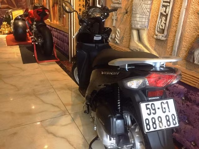 Đeo biển ngũ quý 8, chiếc xe máy bình dân lên đời với giá 200 triệu đồng - 1