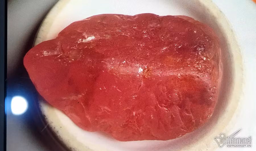 Viên đá ruby quý hiếm đặt lên phần trôn của bát ăn cơm - Ảnh nhân vật cung cấp. Đại gia đá đỏ đếm tiền cả ngày không hết giờ ra sao?