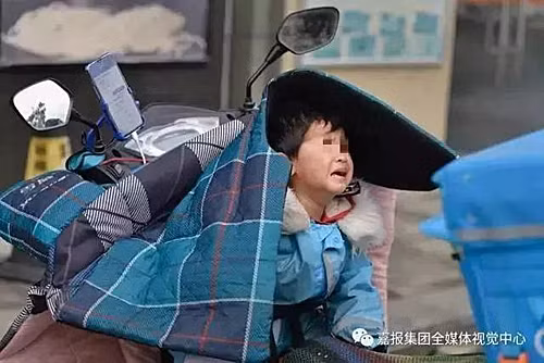 Con Li thường trốn trong nơi trú ẩn xe của bố, không có đồ chơi, không giao tiếp với người khác.Khi con khóc anh sẽ cho con ổ bánh mỳ. Lúc con ngủ, anh sẽ đi chậm và tránh ổ gà, ổ vịt. Do môi trường như vậy, con gái 3 tuổi của anh chỉ có thể nói hai từ là bố và bế.