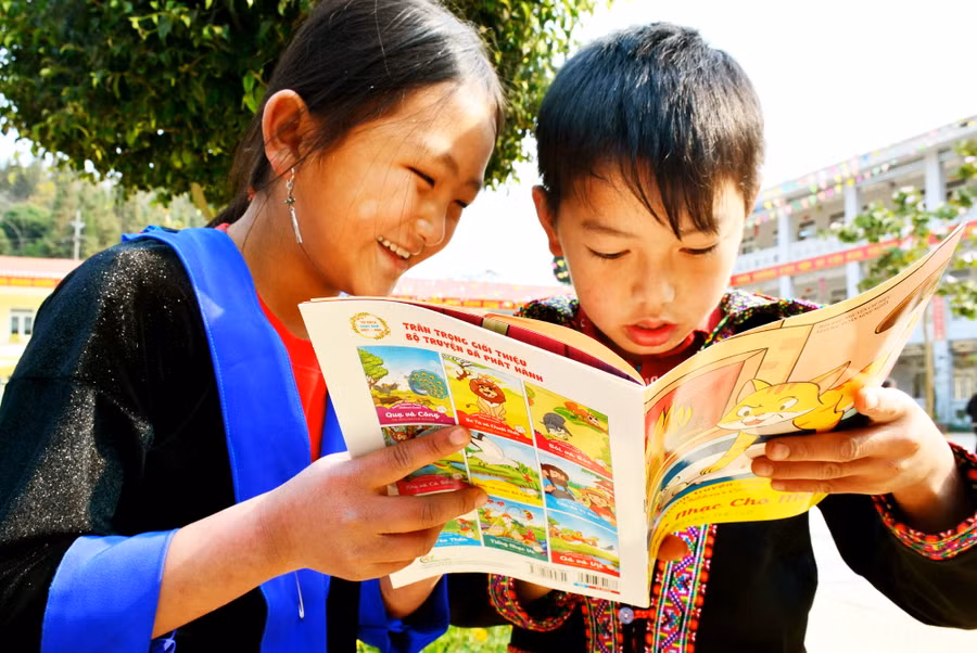 Chăm chú đọc truyện trong giờ giải lao.