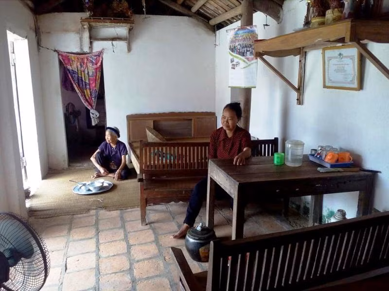 Mẹ và bà ngoại của nữ sinh Hoàng Thị Anh rất lo lắng về tương lai cho em. Mẹ và bà ngoại của nữ sinh Hoàng Thị Anh rất lo lắng về tương lai cho em.