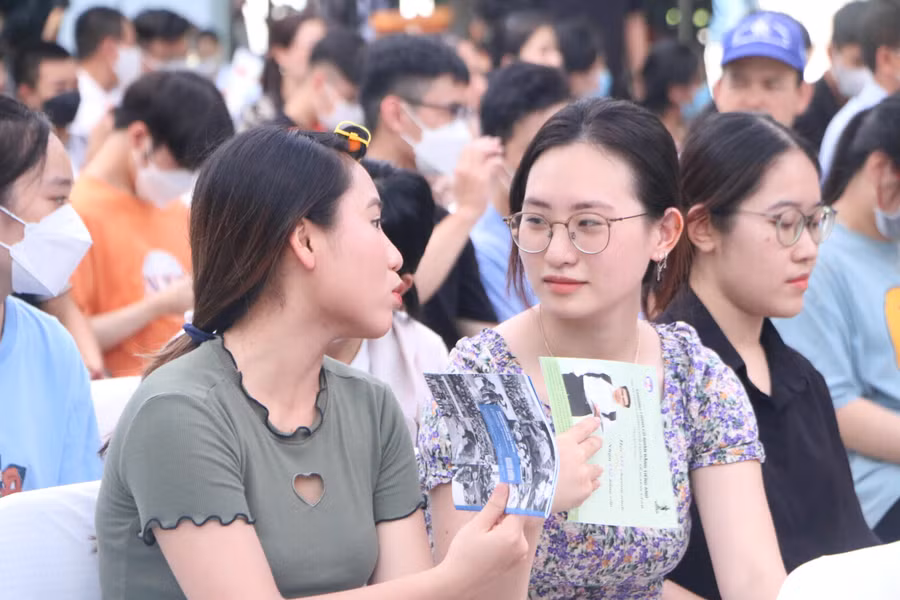 Thí sinh tới nghe tư vấn xét tuyển năm 2022.
