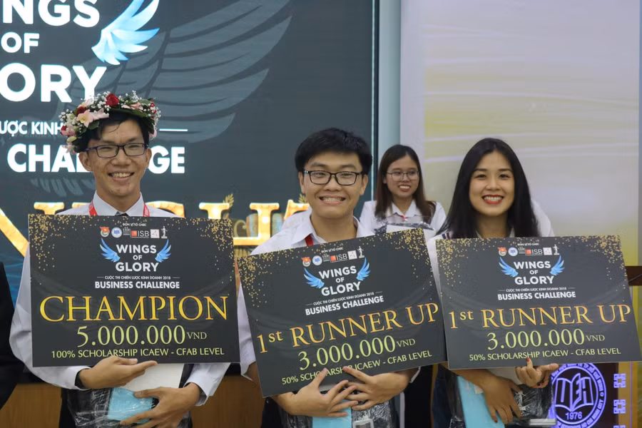 Bạn Châu Hoàng Long ( ngoài cùng bên trái ) xuất sắc giành được giải quán quân cuộc thi ISB Business Challenge 2018 với phần thưởng 5 triệu tiền mặt và học bổng 100% chương trình ICAEW – CFAB.