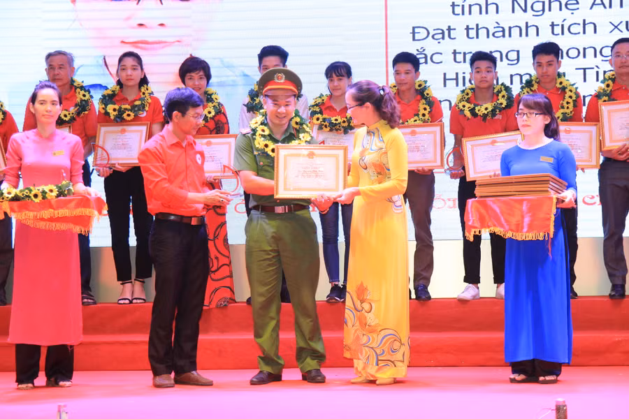 Trao bằng khen cho cá nhân hoạt động hiến máu tích cực