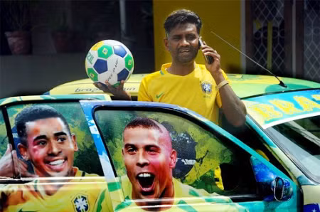 Chiếc xe đặc biệt có in hình Gabriel Jesus và Ronaldo.