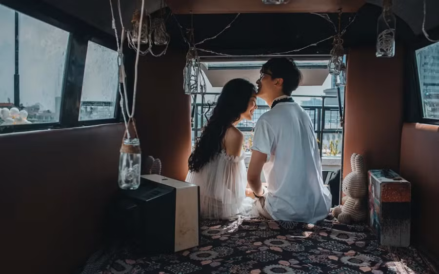 Bạn có thể tạo dựng mối liên hệ tình cảm sâu sắc với người đó thông qua những cuộc trò chuyện ý nghĩa. (Ảnh: ITN).