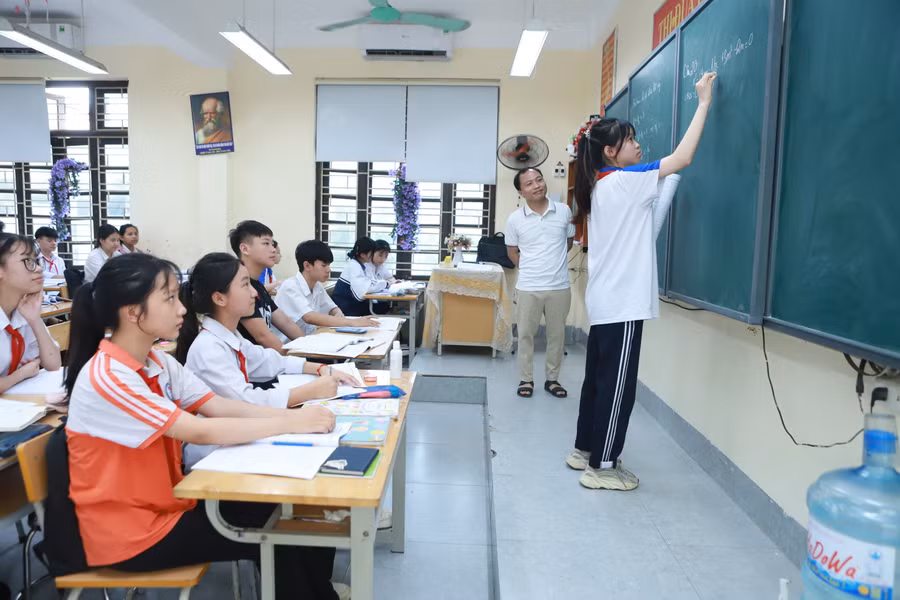 Thầy Đỗ Văn Trọng và học trò cùng luyện và chữa đề Toán ngay trên lớp học.