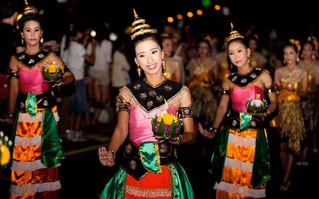 Các cô gái Thái Lan nhảy múa trong "Tết cầu trăng" đêm Rằm tháng Tám.