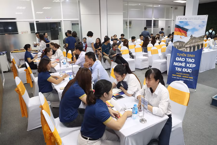 Đông đảo phụ huynh, học sinh tham gia tìm hiểu thông tin tuyển sinh của CBAM 