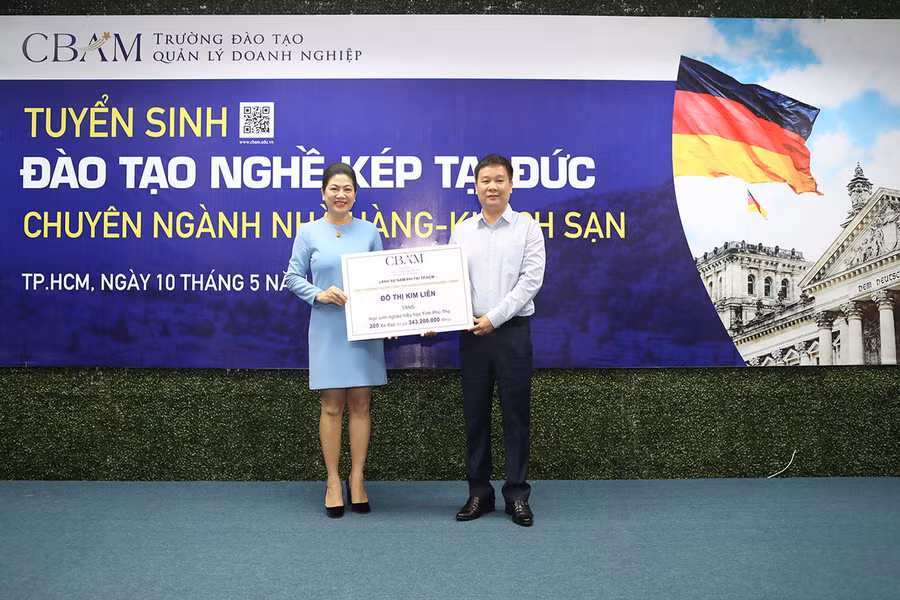 Bà Đỗ Thị Kim Liên – Lãnh sự Nam Phi tại TPHCM, Hiệu trưởng CBAM trao tặng biểu trưng cho học sinh nghèo hiếu học ở tỉnh Phú Thọ 200 xe đạp, trị giá hơn 340 triệu đồng
