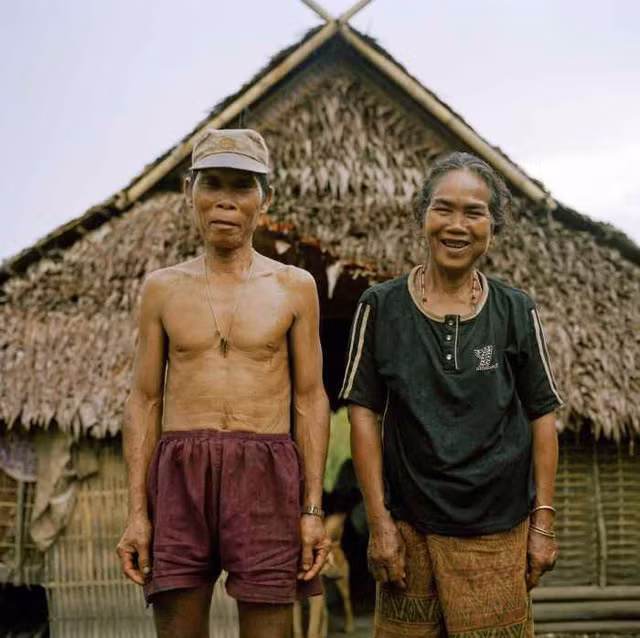 Bà Kampan, 55 tuổi, chụp ảnh cùng chồng