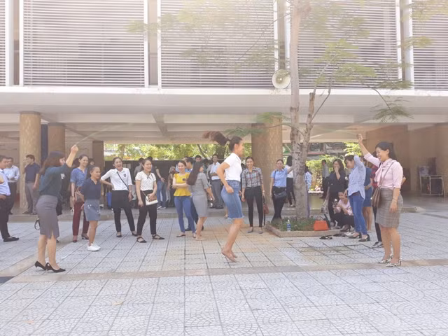 Giáo viên tổng phụ trách đội và Bí thư đoàn của các trường học tham gia tập huấn một số trò chơi dân gian.