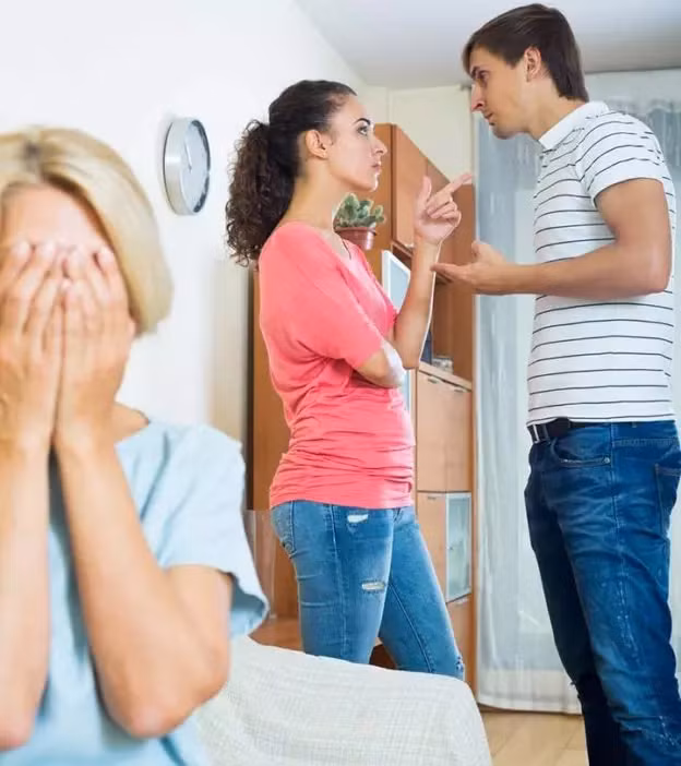 Khi con dâu không thích bạn, cô ấy sẽ có xu hướng đối xử tốt với tất cả mọi người trừ bạn. (Ảnh: ITN).