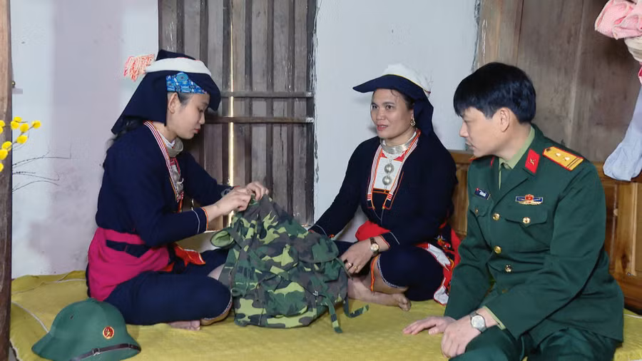 Bố mẹ Bình rất ủng hộ quyết định nhập ngũ của con gái. (Ảnh: KT).