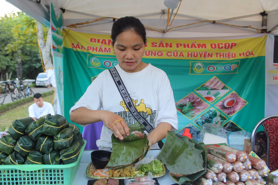 Quầy trưng bày sản phẩm OCOP của huyện Thiệu Hóa (Thanh Hóa). Ảnh: LT. Quầy trưng bày sản phẩm OCOP của huyện Thiệu Hóa (Thanh Hóa). Ảnh: LT.