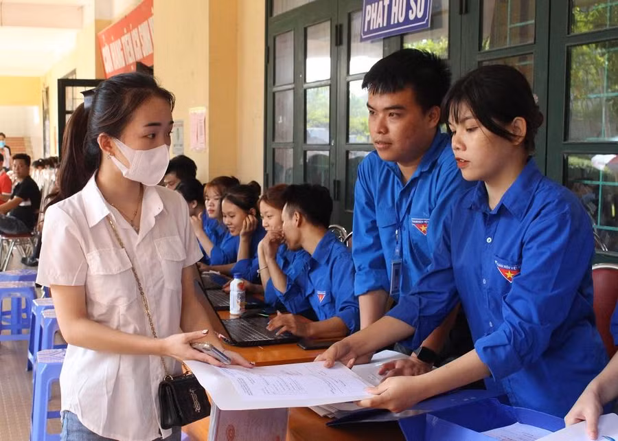 Sinh viên nhận được sự giúp đỡ, hướng dẫn nhiệt tình từ các tình nguyện viên. Sinh viên nhận được sự giúp đỡ, hướng dẫn nhiệt tình từ các tình nguyện viên.