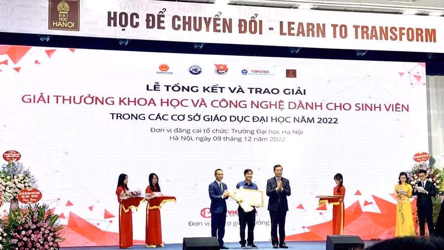 Đại diện HCMUE nhận Bằng khen của Bộ trưởng Bộ GD&amp;ĐT.