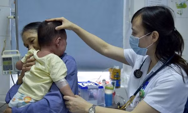 Mẹ học theo trào lưu “anti vắc xin”, con trai 13 tháng tuổi mắc sởi nguy kịch ảnh 1