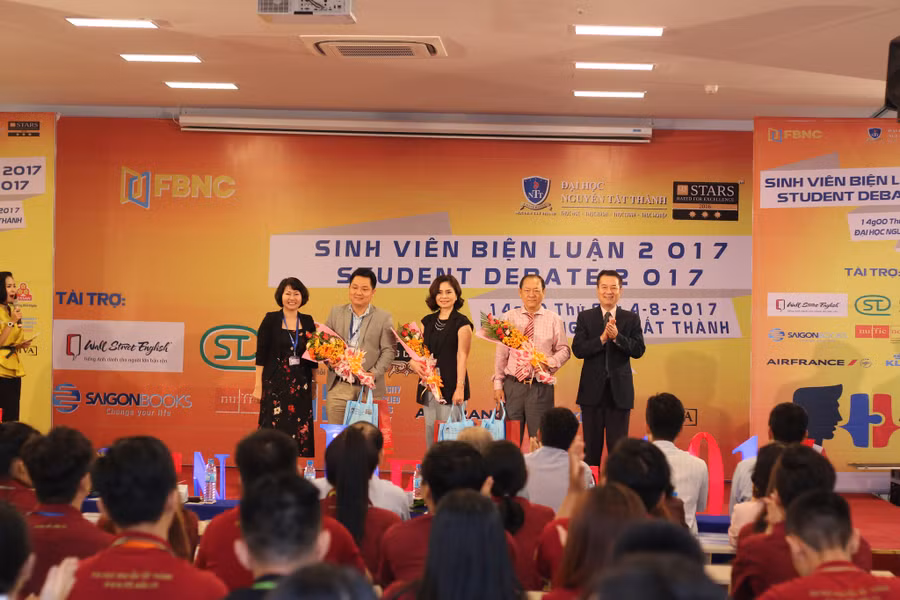 Thành phần Ban giám khảo cuộc thi cấp trường nhận hoa chúc mừng từ Ban tổ chức