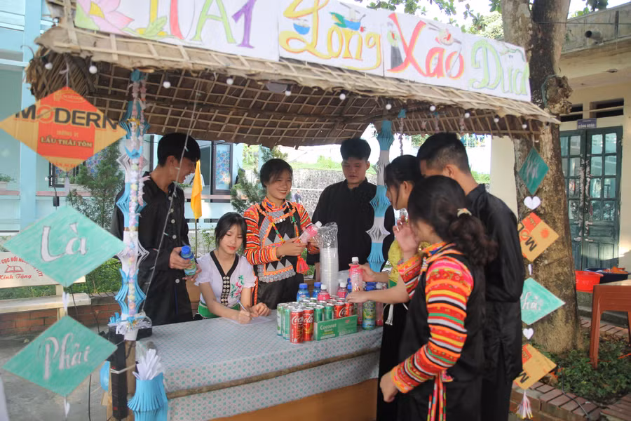 Học sinh trường phổ thông DTNT huyện Mường Tè tham gia hoạt động trải nghiệm.