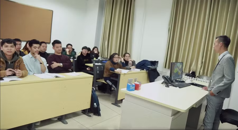 NCS.TS Nguyễn Quốc Tư trong một lần giảng dạy tiếng Trung.