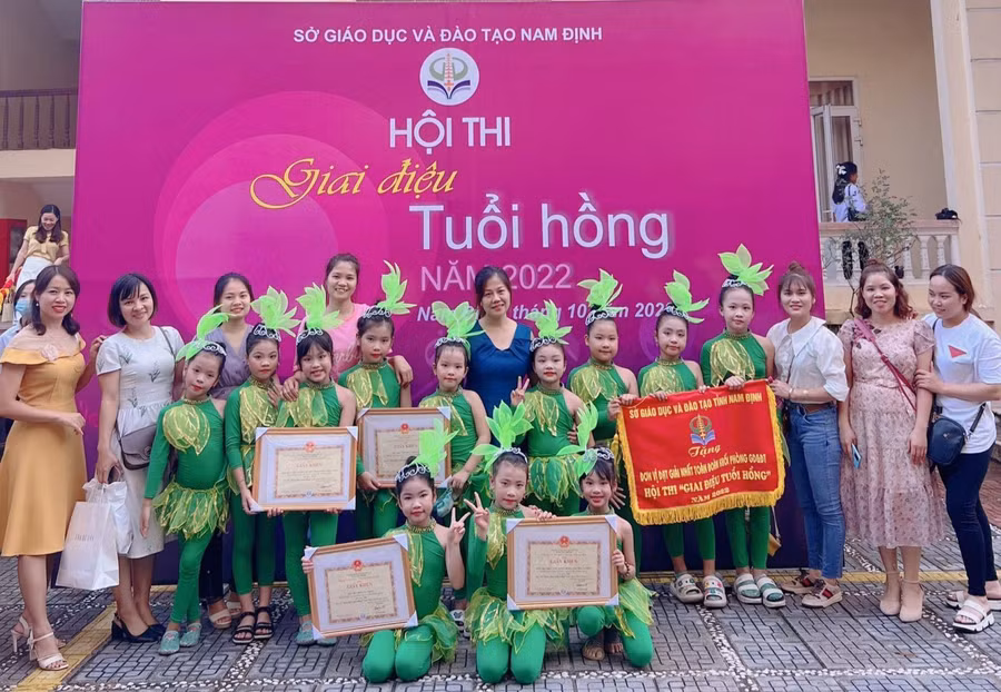 Cô trò cùng lưu lại khoảnh khắc đáng nhớ sau khi tham dự hội thi "Giai điệu tuổi hồng" năm 2022.
