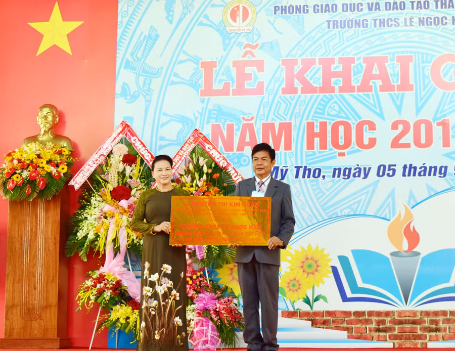 Chủ tịch Quốc hội Nguyễn Thị Kim Ngân trao tặng quà kỉ niệm cho trường THCS Lê Ngọc Hân