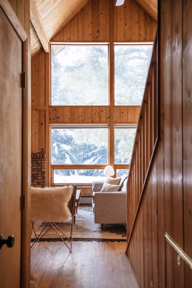  McClary và Leepson mua lại cabin thì đã có hệ thống cửa sổ bằng thủy tinh chiếu sáng cực lớn. 