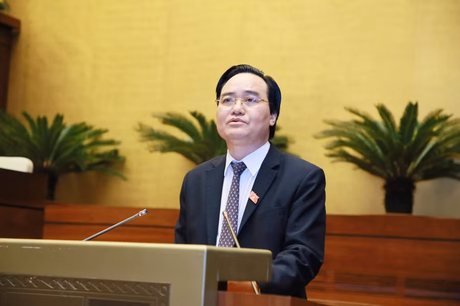 Bộ trưởng Bộ GD&ĐT Phùng Xuân Nhạ thừa ủy quyền của Thủ tướng Chính phủ trình bày báo cáo sửa đổi Luật Giáo dục Bộ trưởng Bộ GD&ĐT Phùng Xuân Nhạ thừa ủy quyền của Thủ tướng Chính phủ trình bày báo cáo sửa đổi Luật Giáo dục