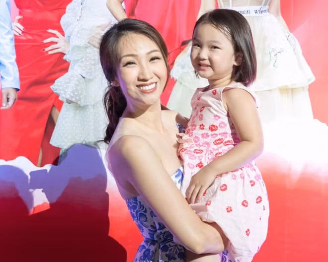 Lều Phương Anh từng làm lao công quét dọn, mua được nhà nhờ bán hàng online