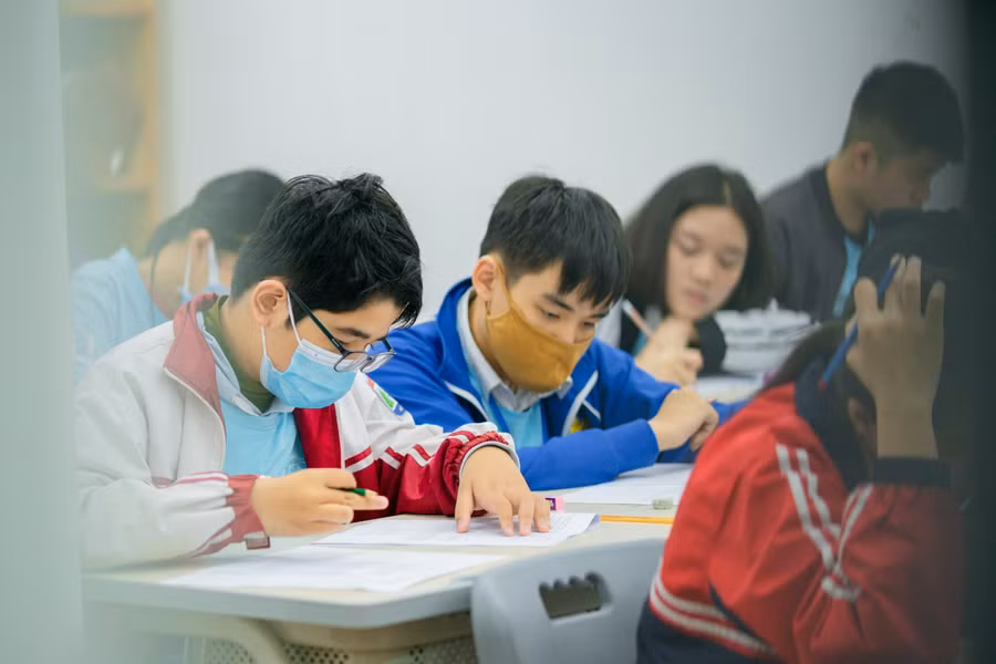 Thí sinh làm bài thi tại Hội đồng thi trường THCS Archimedes, Hà Nội.