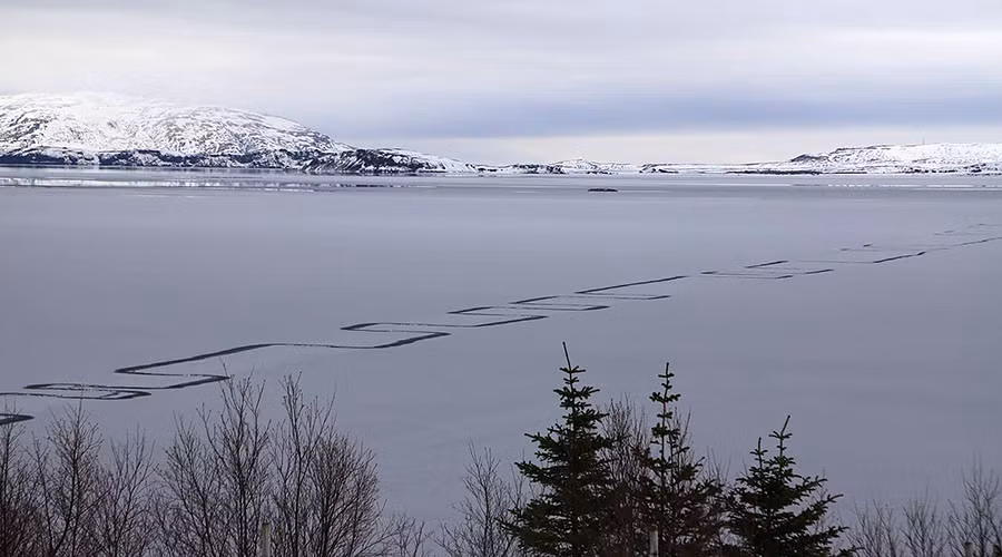 duong zig zag bi an tren ho lon nhat iceland hinh anh 1