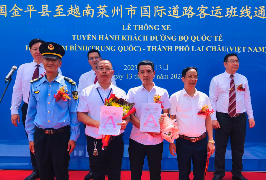 Tuyến vận tải hành khách đường bộ quốc tế Lai Châu – Vân Nam được khai thác sẽ thúc đẩy quan hệ hợp tác giữa 2 bên. Tuyến vận tải hành khách đường bộ quốc tế Lai Châu – Vân Nam được khai thác sẽ thúc đẩy quan hệ hợp tác giữa 2 bên.