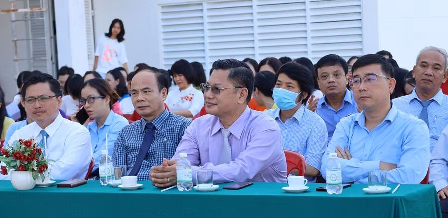 Đoàn công tác của Trường ĐH Luật TPHCM tại buổi lễ trao học bổng cho học sinh Trường THPT chuyên Lê Quý Đôn.