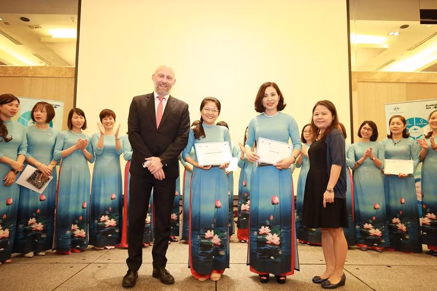 TS Vũ Thị Quý (thứ hai từ phải sang) nhận Chứng chỉ hoàn thành khóa Học bổng ngắn hạn chính phủ Australia “Hành trình hỗ trợ phụ nữ trong lãnh đạo”

