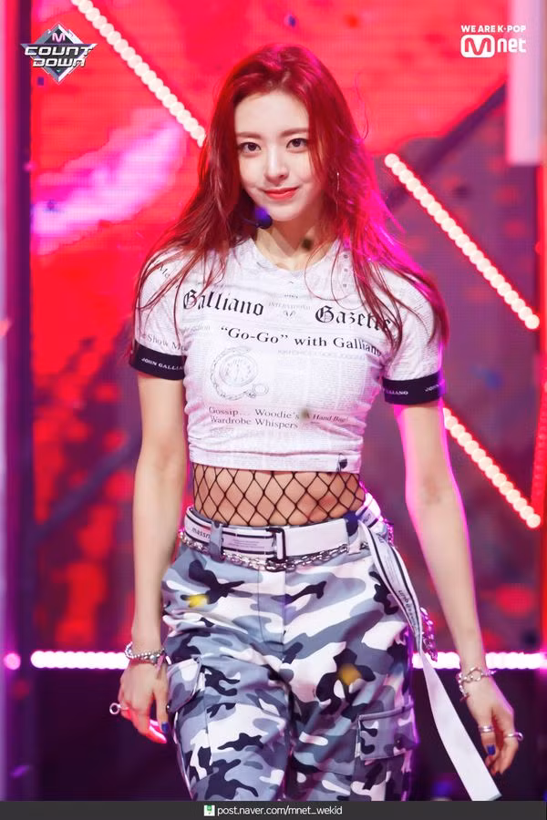10 phong cách thời trang những năm 70 đang ‘hung hãn’ tấn công Kpop năm 2019 ảnh 12